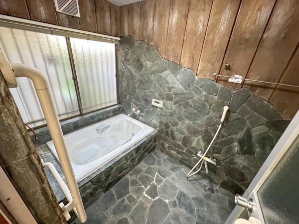 石造りの趣ある浴室 【内外観】浴室