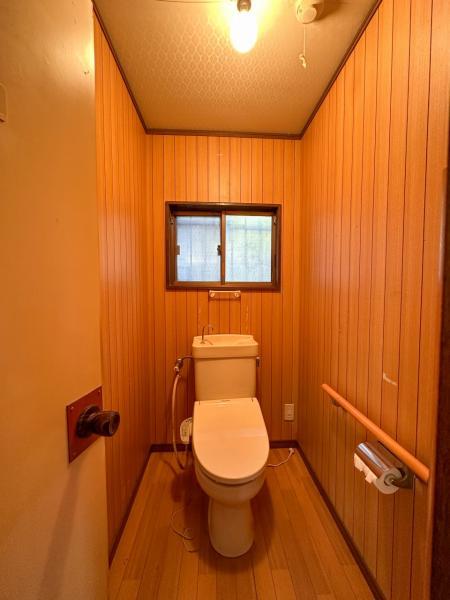 トイレは換気に優れた小窓付き 【内外観】トイレ