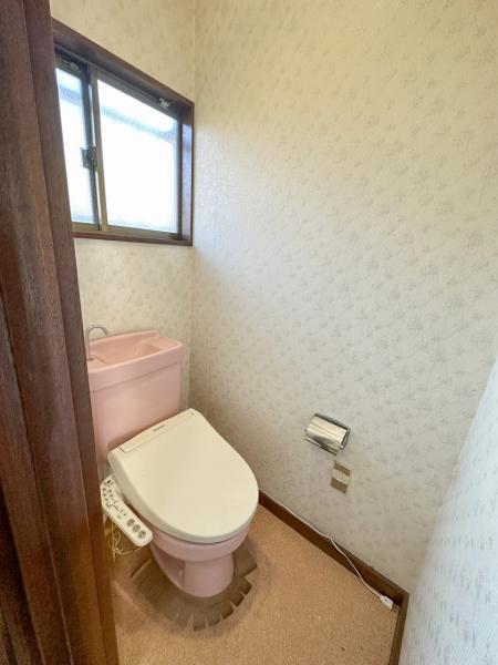 トイレは温水洗浄便座付き 【内外観】トイレ