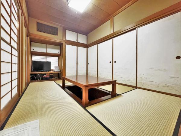 伝統的な日本情緒は心を落ち着かせてくれる畳の匂い、感触など何だか懐かしい気持ちになります。 【内外観】リビング以外の居室