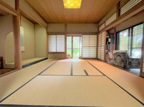 日本の風美がそのまま残る【和】の邸宅です。中庭を眺む。 【内外観】リビング以外の居室