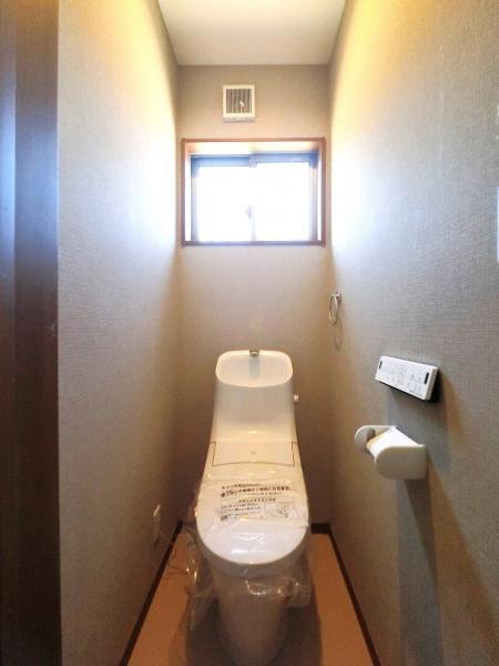 トイレに窓があるのは換気などに便利です。 【内外観】トイレ