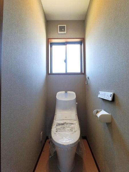 トイレに窓があるのは換気などに便利です。 【内外観】トイレ