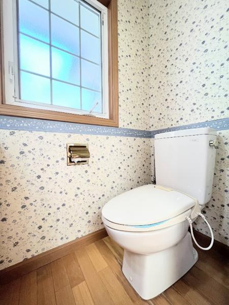 ■□■トイレ■□■　◆清潔感のある落ち着ける空間。小窓をもうけていますので、こもりやすい空気の入れ替えも簡単に行えますね！ 【内外観】トイレ