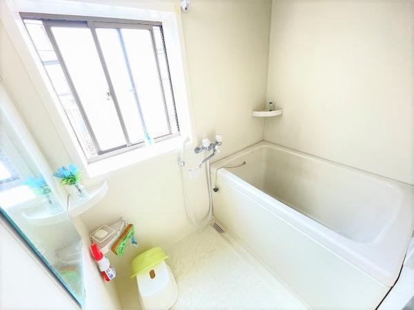 窓の付いた明るい浴室！風通しも良く換気をして清潔に保てます！ 【内外観】浴室