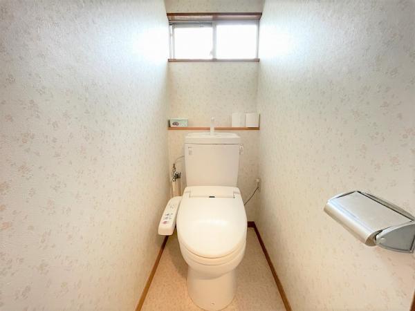 １階トイレ 嬉しい収納付き！ 【内外観】トイレ