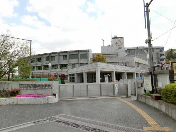 鶴川中学校まで約2420ｍ 【周辺環境】中学校