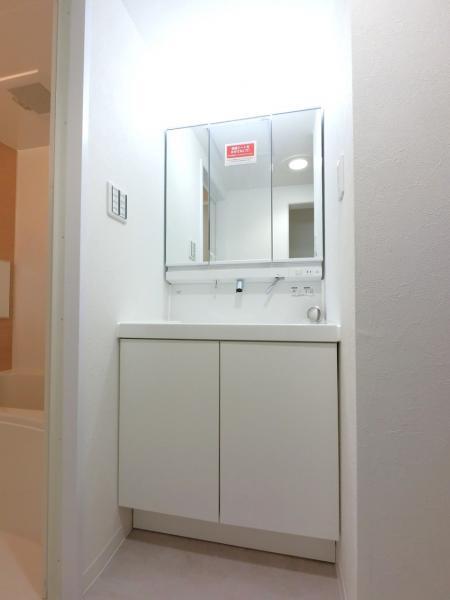 洗面台には三面鏡を採用。身だしなみを整えやすく、鏡の後ろが収納スペースになっているのも嬉しいですね。 【内外観】洗面台・洗面所