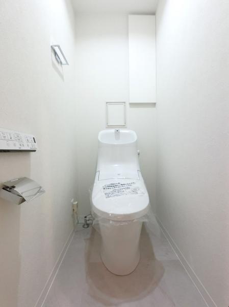 トイレは、洗浄機能を標準完備。清潔な空間が印象的です。 【内外観】トイレ