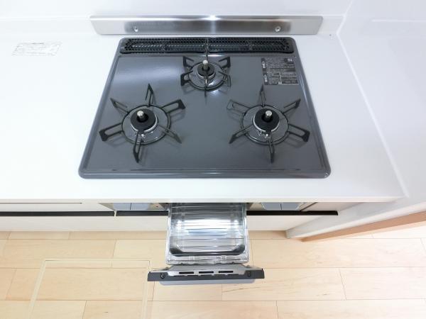 ビルトインの三口ガスコンロは調理にかかる時間を短縮し、拭き掃除も簡単です。 【設備】その他設備