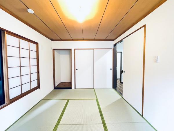 【和室】和室には洋室とはまた違った良さがある。畳の香りに癒され、日本を感じることのできる落ち着きある一部屋です。 【内外観】リビング以外の居室