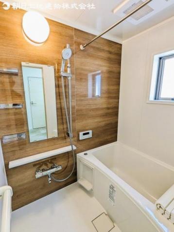 〈浴室〉木目調の心安らぐバスルーム♪～ゆったり新品バスタブ＆混合水栓で心地良いひと時を～ 【内外観】浴室