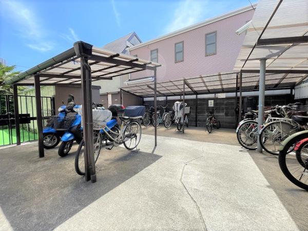 駐輪場は、屋根付きになっており、大切な自転車を雨風から守ってくれます！ 【内外観】その他共用部
