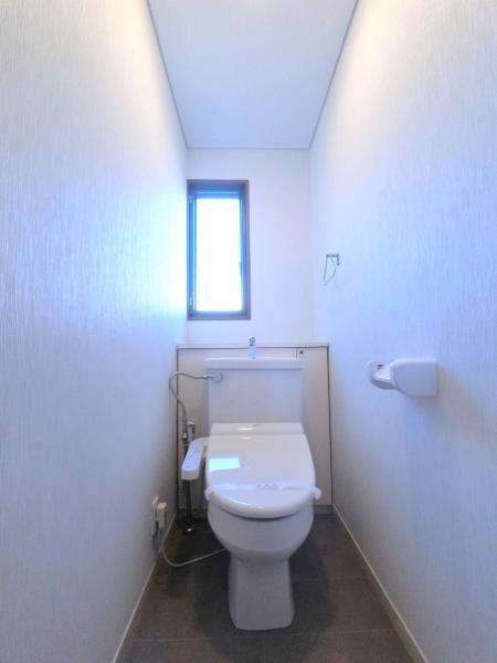 トイレは、洗浄機能を完備。開口窓も設けられており、清潔な空間の印象です。 【内外観】トイレ
