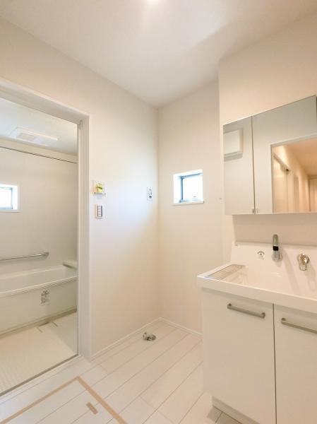 脱衣スペースも爽やかな通風を感じられ、清潔な空間を保つことができます。 【内外観】洗面台・洗面所