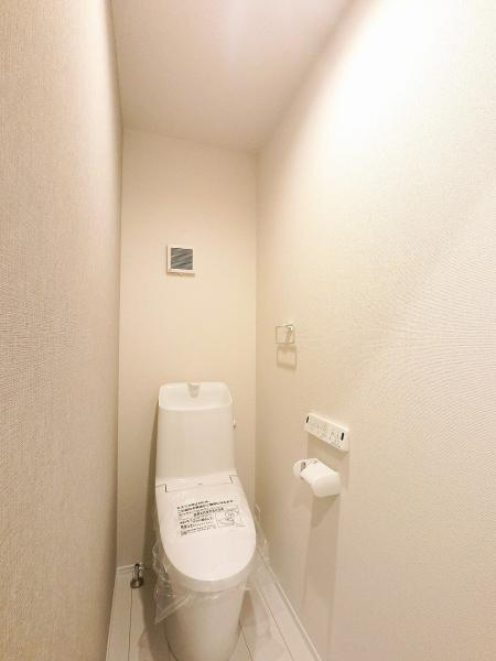 トイレは、洗浄機能を標準完備。清潔な空間の印象です。 【内外観】トイレ