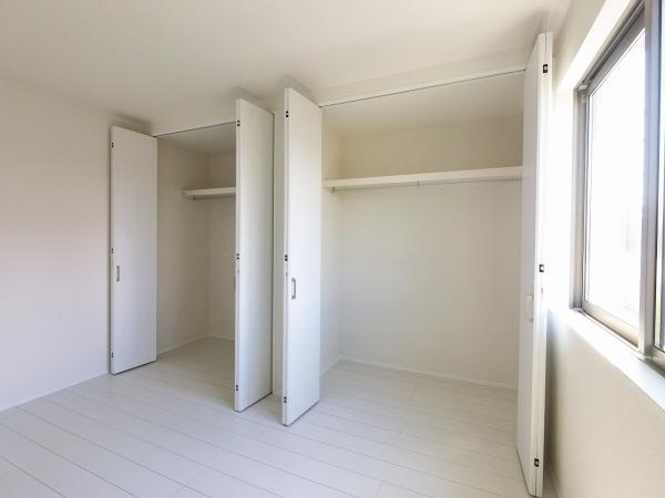 各居室のクローゼットは2箇所に分かれており、用途に合わせて使い分けができます。 【内外観】収納