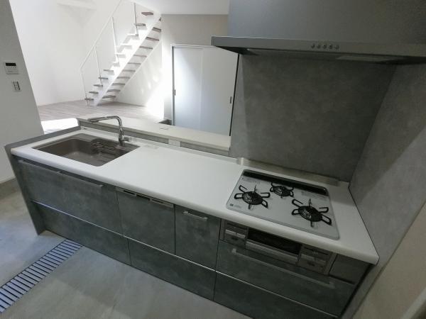 キッチンワークトップは清潔感がありお手入れも楽々。調理しやすいように作業スペースを設計しています。 【内外観】キッチン