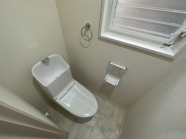 トイレには窓があるので使用後に換気が出来て、清潔な空間を保てます。