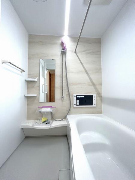 清潔感溢れるスタイリッシュなデザインの洗面化粧台です。 【内外観】浴室