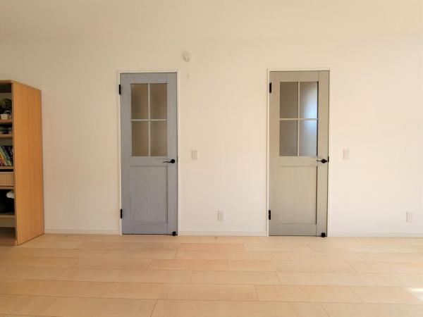 ドアとドアの間に仕切りを作れば2部屋に分けられます。 【内外観】リビング以外の居室