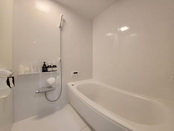 ホワイトを基調としたシステムバスルーム。 【内外観】浴室