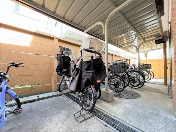 駐輪場は屋根付きになっておりますので、大切な自転車を雨風から守ってくれます！ 【内外観】その他共用部
