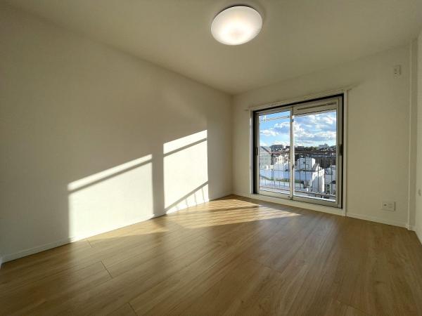 6.5帖の洋室！窓が大きく、日中の暖かい光がお部屋全体に降り注ぎます！ 【内外観】リビング以外の居室