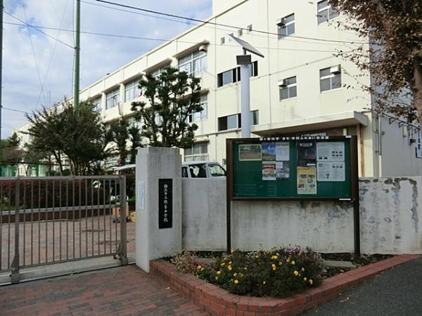 横浜市立鶴ケ峯中学校650ｍ保護者用駐車場あります。 【周辺環境】中学校