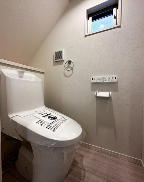 毎日使うトイレには快適な温水洗浄便座付。 【内外観】トイレ