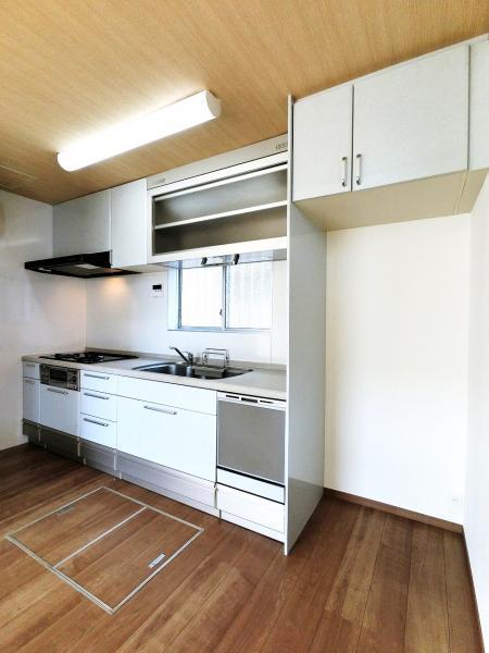 キッチンには空間を有効活用できる吊戸棚つきです。 【内外観】キッチン