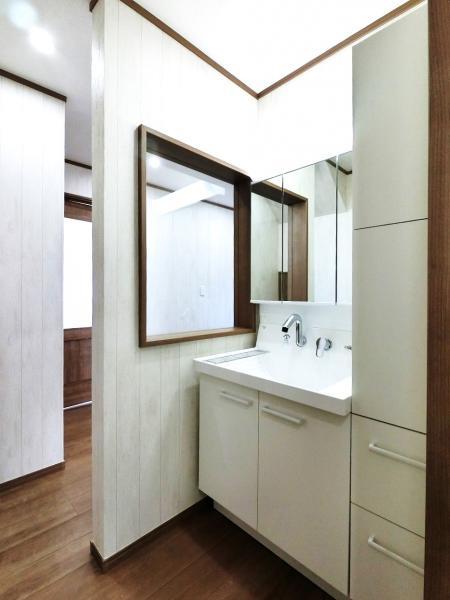 収納豊富な三面鏡洗面化粧台。朝の慌ただしい身支度をしっかりサポートします。 【内外観】洗面台・洗面所