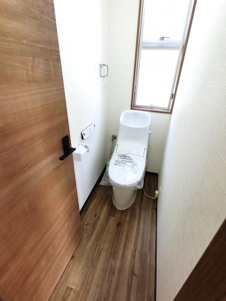 ２階トイレは、洗浄機能を標準完備。清潔な空間が印象的です。 【内外観】トイレ