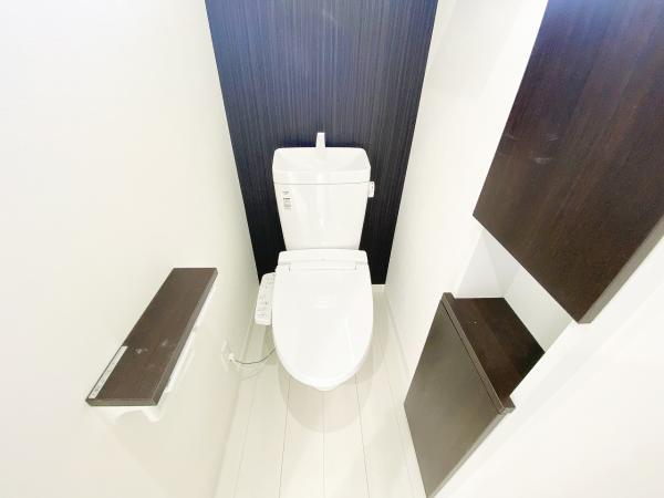 ウォシュレット機能のついたトイレが１階２階に完備！あると便利なペーパーボックス設置しました！ 【内外観】トイレ