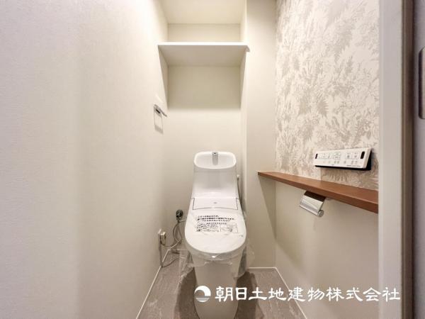 ウォシュレット機能付きトイレ：温水洗浄便座を使用することで、便に含まれるウイルスや菌などから、身を守ることにもつながります。お肌を守れるのはメリットです。 【内外観】トイレ