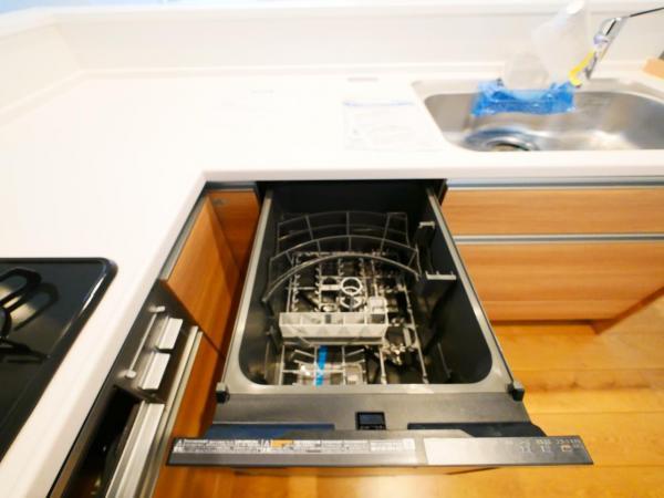 【設備】手洗いよりも短時間で高い除菌効果が期待できる食洗機つき 【内外観】キッチン