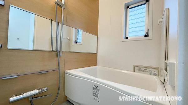 【浴室】使いやすい最新システムバスにリフォーム済みです。ご入居時から気持ちよくお使いいただけます。 【内外観】浴室