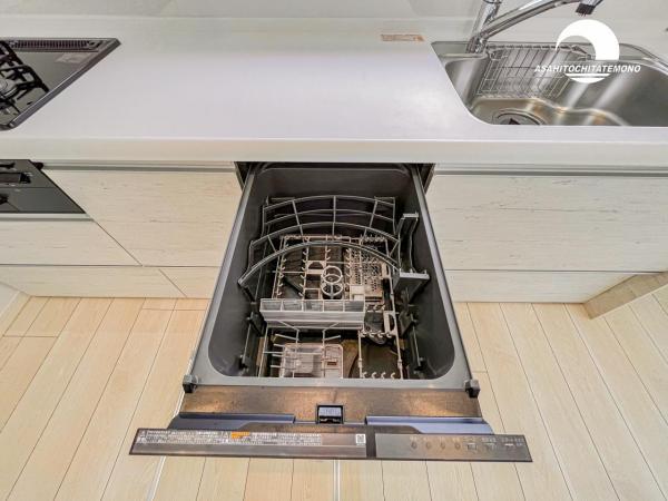 【キッチン】食器洗浄器付システムキッチン：自分で洗わなくて済むので楽々。食器洗いに使っていた時間を他の家事にあてたり、ゆっくり休んだりもできます。 水仕事が減れば手荒れの防止にもなります 【設備】発電・温水設備