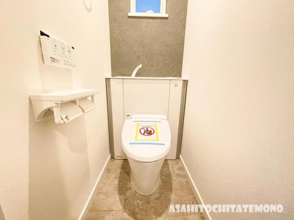 【トイレ】清潔な空間であって頂けますように汚れをふき取り易いフロアと壁紙をチョイス致しました。 【内外観】トイレ