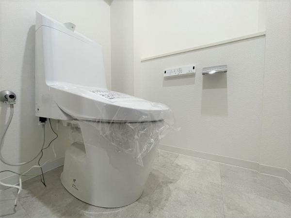 最新型のウォシュレット完備トイレ！汚れが付きにくいです！ 【内外観】トイレ
