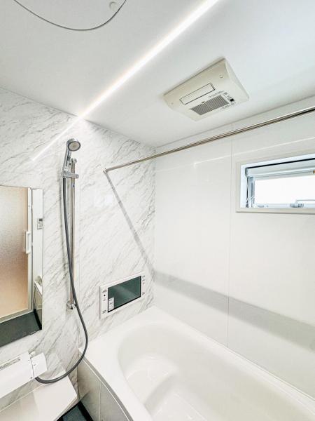 【一坪タイプの広々浴室】広々１坪タイプのゆったり浴室ユニット。防カビ抗菌素材なのもうれしい 【内外観】浴室