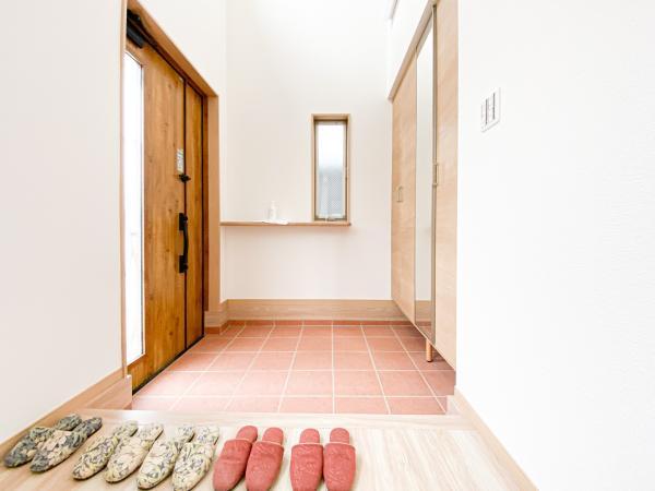 【玄関】明るく広い玄関には収納力に優れたシューズボックス。　靴をスッキリと整頓することができます。 【内外観】玄関