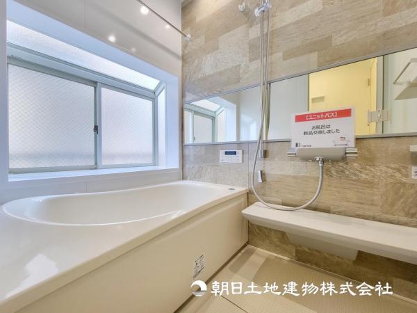 【浴室】浴槽も低くなっているのでまたぎやすく、幅広い年齢の人に使いやすい優しいシステムバスです 【内外観】浴室