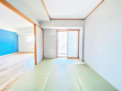 【和室】和室には洋室とはまた違った良さがある。畳の香りに癒され、日本を感じることのできる落ち着きある一部屋です。 【内外観】リビング以外の居室