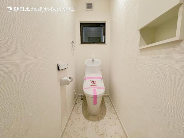【トイレ】毎日使うからこそ、いつも清潔な状態が嬉しいです。　お掃除がしやすいようフチレスモデルです。 【内外観】トイレ