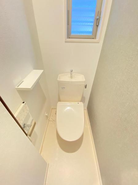 タンクレスの多機能搭載型の温水洗浄付きトイレを設置しています。また、手洗いを設け高級感のある広々した空間となってます。 【内外観】トイレ