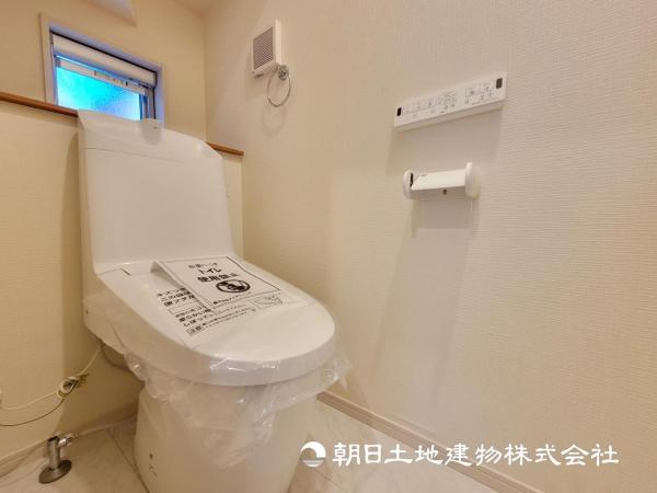 【トイレ】ベースカラーにホワイトを取り込み清潔感のあるＷＣです 【内外観】トイレ