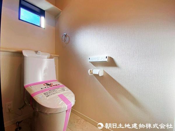 2階にもトイレを設置しております。 【内外観】トイレ