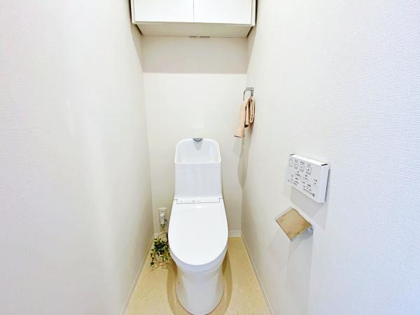 トイレには快適な温水洗浄便座付 【内外観】トイレ