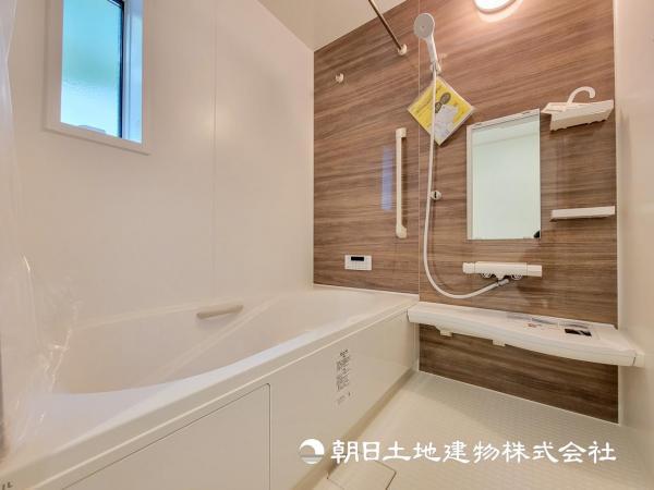 【浴室】最新のユニットバスは設備も充実です。ご入居時から気持ちよくお使いいただけます。 【内外観】浴室